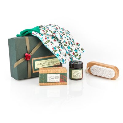 Handy Hints Gift Box (Gloves, Nail Brush, Hand Cream and Soap)